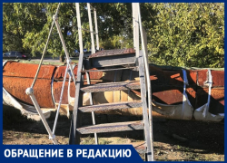 Жители Волжского рискуют своим здоровьем по дороге в гаражи: аварийный проход никто не чинит