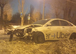 Автомобиль такси превратился в «хлам» после столкновения с деревом в Волжском