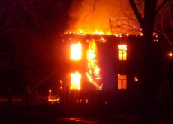 Ранним утром сгорела трехкомнатная квартира в Волжском