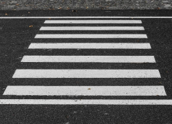 Сбил волжанку на пешеходном переходе: пострадавшей потребовалась помощь медиков