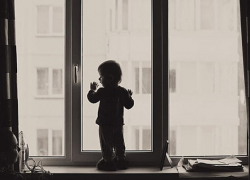 В Волгограде из окна второго этажа выпал 3-летний малыш