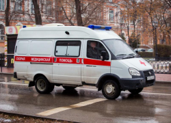 Два человека пострадали: легковушка въехала в стоящий ГАЗ в Волжском