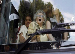 80-летняя бабушка получила травмы в автобусе, который "подрезал" лихач-пенсионер в Волжском