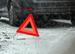 Автомобилист сбил пешехода во дворе дома в Волжском