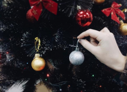 Волжанам рассказали, как правильно наряжать новогоднюю елку