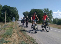 День физкультурника волжане отметили велопробегом на озеро лотосов