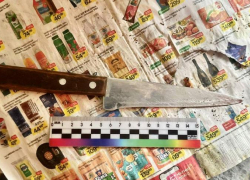 В Волжском мужчина пырнул ножом прохожего