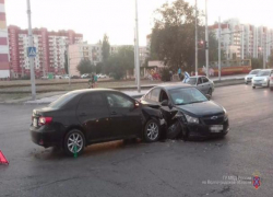 Неуступчивая девушка на Chevrolet протаранила Toyota в Волжском 