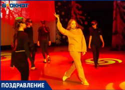 Обаятельную женщину и талантливого режиссера поздравляют с праздником! 