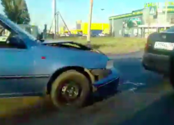 Водитель "Дэу" разбил свой бампер об "Шкоду" на Александрова в Волжском