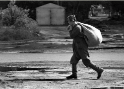 На севере Волгограда рецидивист пытался вынести из детсада раскладушку и столовые приборы