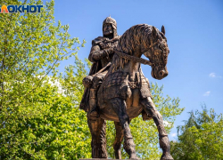 В Волжском три года назад открыли первый конный памятник 