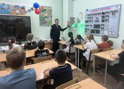 ГАИ Волжского рассказала школьникам реальные истории, где светоотражатели уберегли людей от ДТП