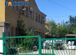 В жилом секторе Волжского машины пилят на металл без разрешений и документов
