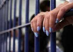 В старой части Волжского 30-летняя женщина вспорола приятелю грудь