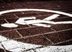 В Волжском автомобиль сбил идущую вдоль дороги женщину