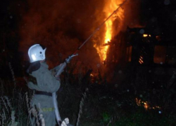 Дворовые постройки тушили в Волжском и Среднеахтубинском районе 