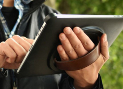 В Волжском мужчина похитил планшет у собутыльницы 