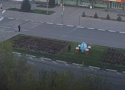 В Волжском неизвестный испортил пасхальную композицию и унес декоративный «кулич»: видео
