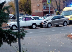 «Девочка маленькая с фиолетовым рюкзачком лежит под бампером «Жигуля», - волжанин