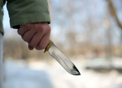 Волгоградец за оскорбления девушки получил ножевые ранения