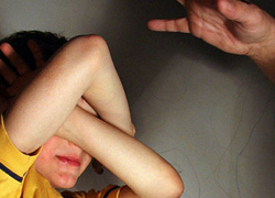 В Волгоградской области 29-летний мужчина надругался над сыновьями своей знакомой