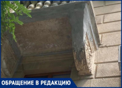 Балкон на историческом здании в Волжском рушится на головы прохожих