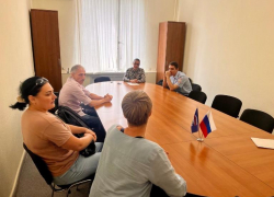 «Отец вам кишки через рот выпустил бы»: жители Волжского пошли к депутатам из-за избиений и запугивания подростков