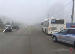 Проскочил на красный, врезался в машину и автобус, уронил столб: приключения волгоградца субботним утром