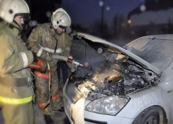 Иномарку пришлось тушить пожарным в Средней Ахтубе