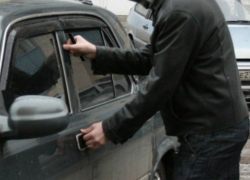 В Волжском из "Жигулей" вытащили аккумулятор