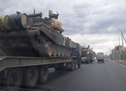 Военный обоз с танками прокатился по главным улицам Волжского