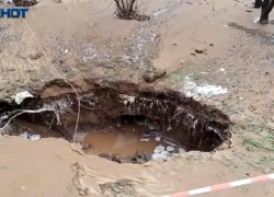 Видео с места прорыва трубы в Волжском: все что известно об аварии