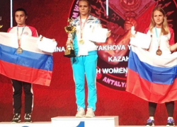 Мировую бронзу по армрестлингу выиграла школьница из Волжского