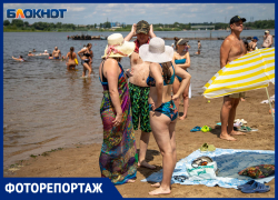 На городском пляже Волжского — разгар купального сезона: фоторепортаж