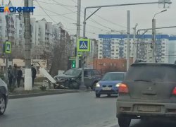 В Волжском иномарка влетела в столб 