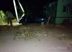 Пьяный водитель на "восьмёрке" снёс два столба и свалил их на дом в Среднеахтубинском районе