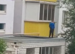 Подростки справили нужду с козырька подъезда в Волжском