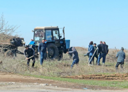 Пятьдесят водителей вышли на уборку остановок в Волжском