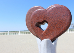 В парке "Волжский" ночью хулиганы разбили гранитное сердце 