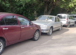 Заброшенный автомобиль и музыкальные предпочтения: жители Волжского жалуются на соседа