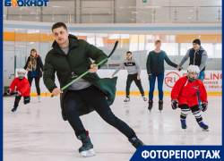 Падали, но поднимались: массовые катания на льду в Волжском