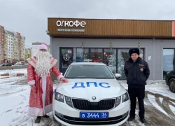 «Ничего крепче кофе!»: Дед Мороз и Госавтоинспекция Волжского вышли в праздничный рейд
