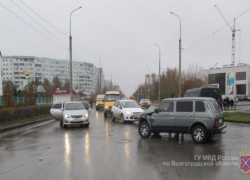 «Тойота-Королла» померилась силами с «Нивой» на перекрестке в Волжском