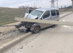В Волгограде водитель Toyota влетел под столб