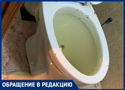 «Устали купаться в фекалиях»: жители дома в Волжском 3 недели не могут добиться ремонта канализации