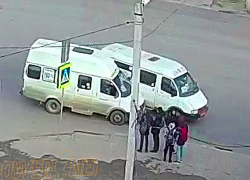 Две маршрутки не поделили остановку в Волжском