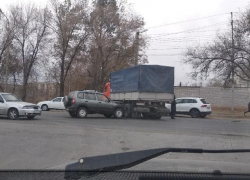 Пожилая автоледи попала в больницу после столкновения с "КАМАЗом" в Волжском