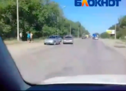 Две отечественные легковушки столкнулись на Пушкина в Волжском