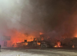 Что известно о крупном ночном пожаре на строительном рынке в Волгограде